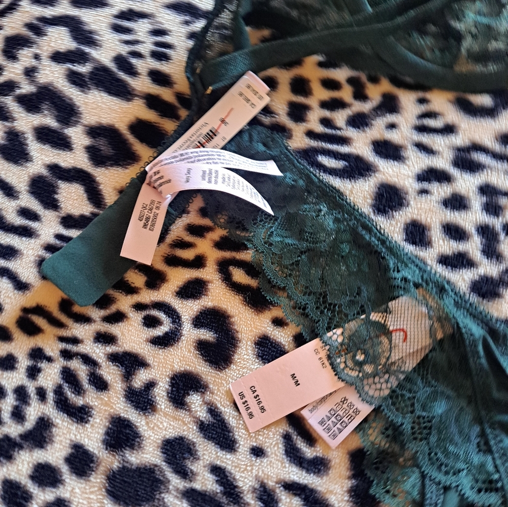VS Lingerie Set (36B, M) New - Picture 3 of 3